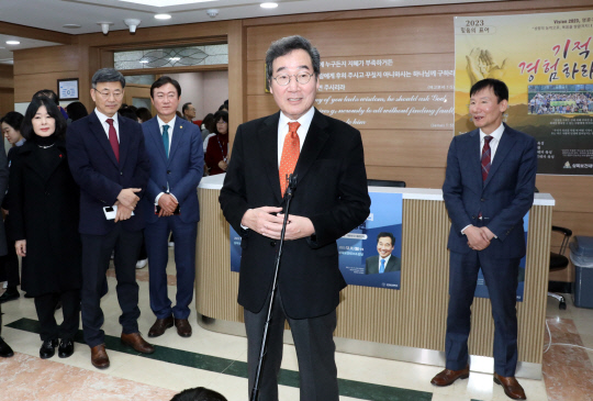 이낙연 전 국무총리가 11일 오전 서울 동대문구 삼육보건대에서 '대한민국 생존전략'을 주제로 강연한 뒤 나오며 취재진 질문에 답하고 있다. <연합뉴스>